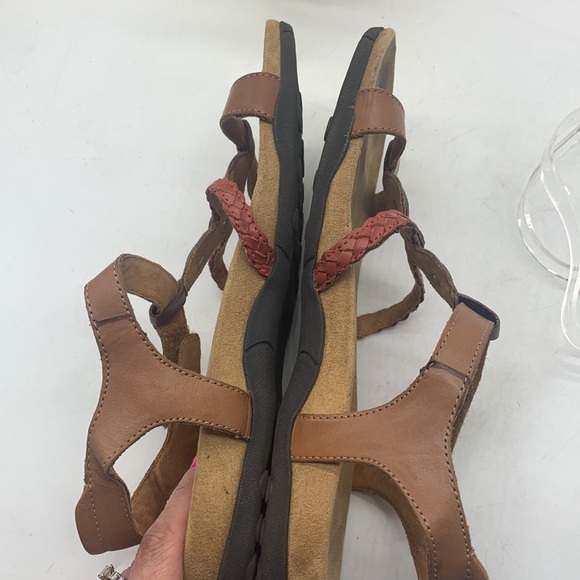 Minnetonka Tan Red Braided 3 Metal medallion Sandals Size 9 Model 70810. MCS3732 - Picture 7 of 8